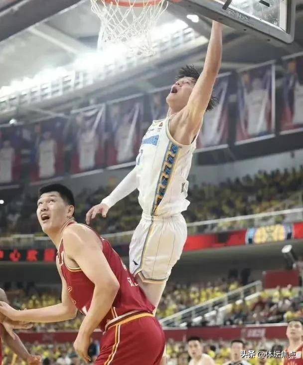 包含不休梅恩队在比赛中取得关键性胜利，士气高昂的词条