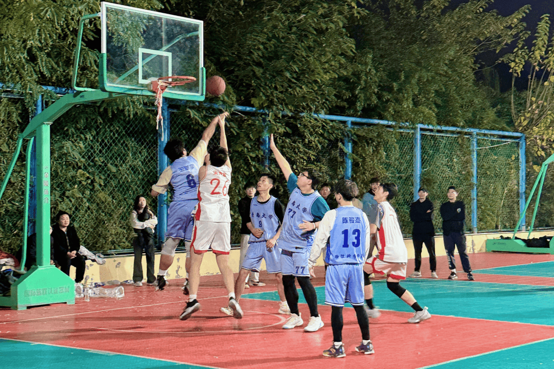 比赛中球员飒爽出色，演绎篮球魅力