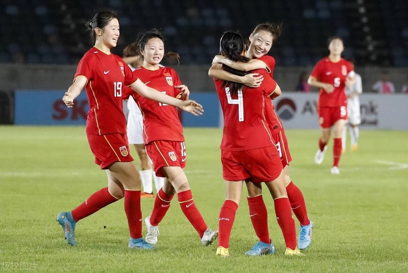 包含东亚女足赛事精彩纷呈，吸引众多观众围观的词条